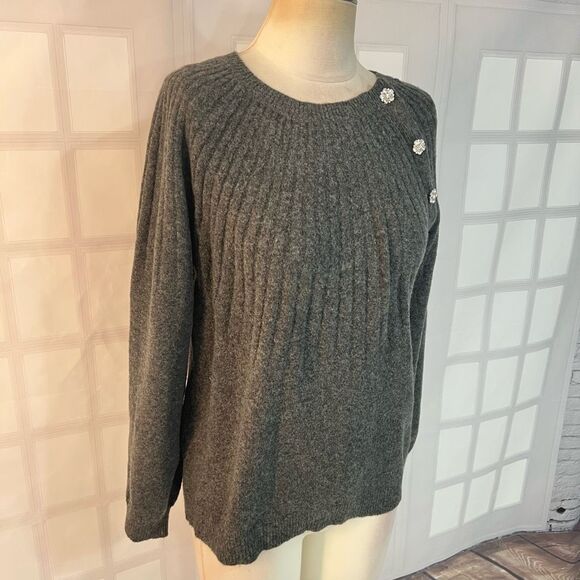 Loft Gray Rhinestone Floral Button Detail Ribbed Knit Sweater Size Medium - Picture 2 of 9